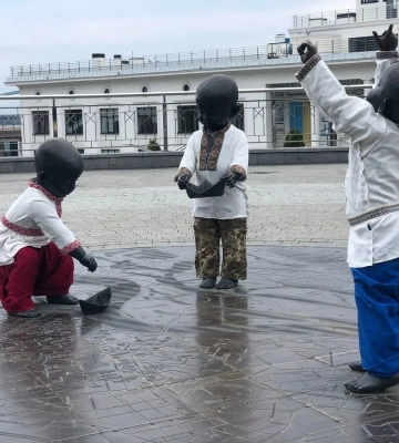 День вишиванки: у Києві скульптури маленьких засновників столиці вдягнули в українське традиційне вбрання