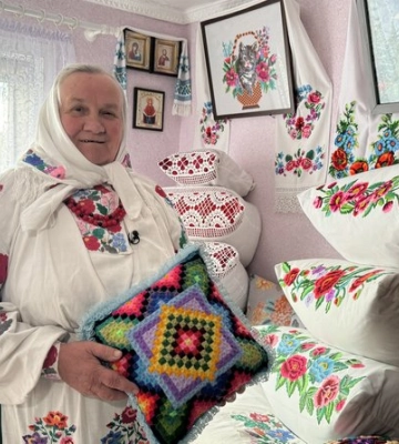 "Коли вдягаю, завжди маму згадую": 67-річна волинянка зберігає вишиваний костюм, що отримала у спадок