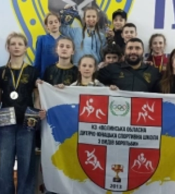 Золото, срібло та дві бронзи привезли вихованки Волинської облшколи боротьби з турніру «Рокитнівське дівча-2025»