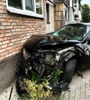 У Луцьку автомобіль в'їхав у будинок