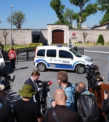 Перемовини Росії та України викликали ажіотаж серед журналістів у Стамбулі Перемовини Росії та України викликали ажіотаж серед журналістів у Стамбулі