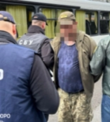 В Ужгороді викрили правоохоронця, який за гроші допомагав військовозобов’язаним незаконно перетинати кордон