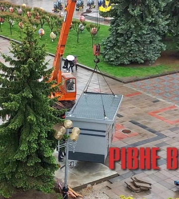 До центру Рівного привезли модульну громадську вбиральню