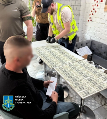 У Києві повідомлено про підозру переправнику ухилянтів через кордон та його черговому клієнту