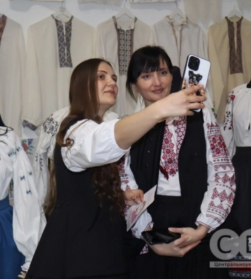 Військову вишиванку та пів сотні унікальних сорочок показали до Дня вишиванки у Кропивницькому (фоторепортаж)