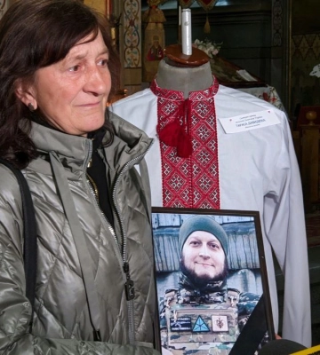 В Ровно и Виннице представили вышиванки погибших на войне героев
