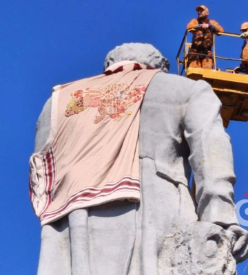 У Дніпрі до Дня вишиванки пам’ятники вдягли у символічне вбрання