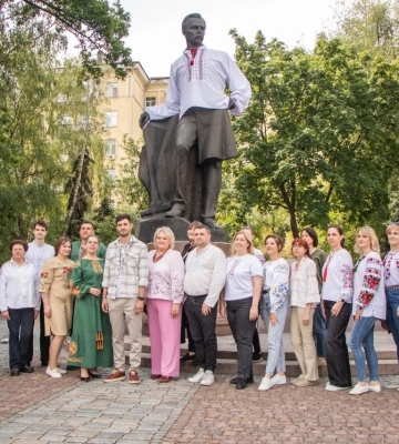 У Дніпрі пам’ятник Олександру Полю вперше «одягнули» у вишиванку