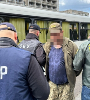 На Закарпатті затримали правоохоронця, який за гроші допомагав ухилянтам перетинати кордон На Закарпатті затримали правоохоронця, який за гроші допомагав ухилянтам перетинати кордон