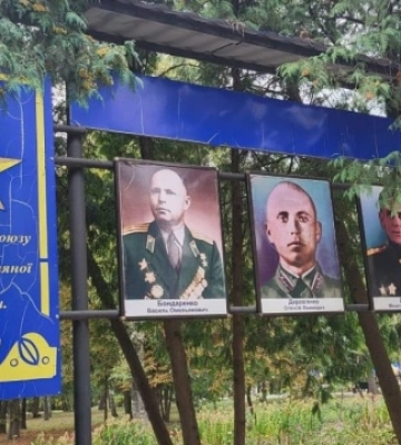 На Полтавщині у п&#039;яти громадах прибрали російсько-комуністичну символіку