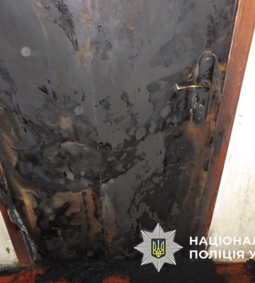 У Києві судитимуть наркоторговця, який «під кайфом» підпалив двері до своєї квартири