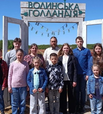 У багатодітій родині священника з Волині дарують надію дітям, які втратили батьківську опіку (Фото)