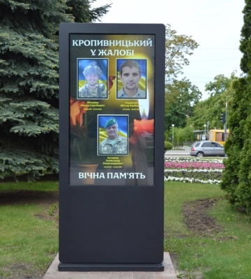 Військову вишиванку та пів сотні унікальних сорочок показали до Дня вишиванки у Кропивницькому (фоторепортаж)