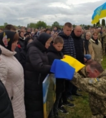 Плакало небо: на Волині провели в останню путь загиблого воїна