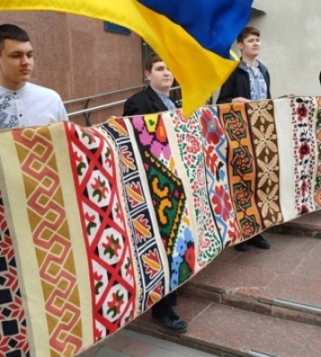 Франківський краєзнавчий музей отримав 11-метровий «Рушник єдності»