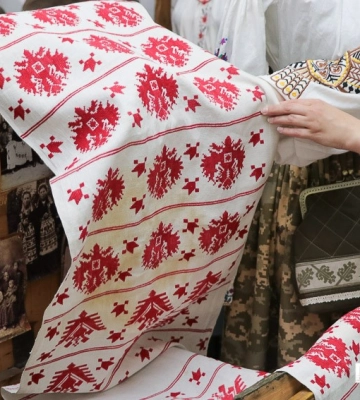 В етнолабораторії «Баба Єлька» презентували традиційні сорочки Кропивниччини (ФОТО)