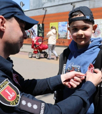 У День вишиванки одеські поліцейські дарували перехожим стрічки