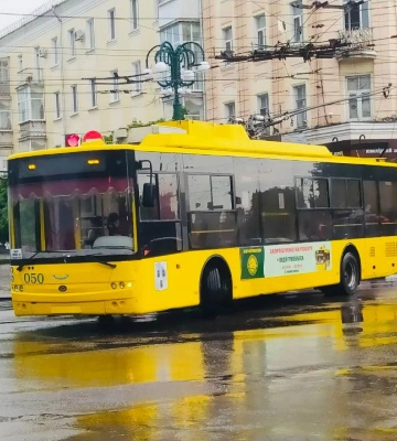 В Сумах ограничили движение транспорта и пешеходов в нескольких кварталах из-за ракетной угрозы
