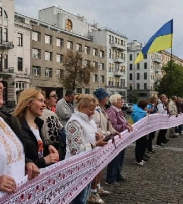 У Харкові до Дня вишиванки розгорнули 50-метровий рушник