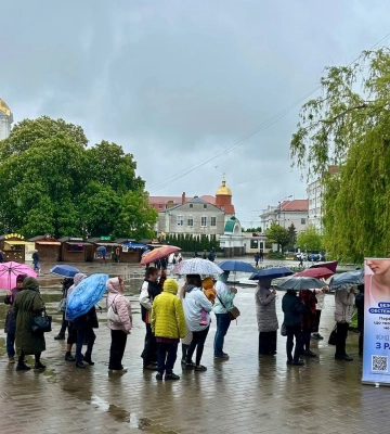 Майже 300 охочих, попри дощ та холод: у центрі Луцька обстежували на рак шкіри