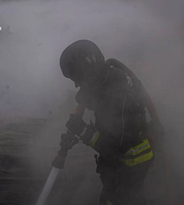 Понад 12 годин гасили масштабну пожежу після російського удару по Сумщині (, )