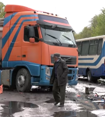У Луцькому районі зіткнулися рейсовий автобус та вантажівка, п'ятеро постраждалих