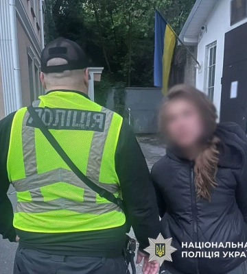 В центре Киева женщина на Аллее Героев разбросала цветы и повредила фотографии погибших защитников