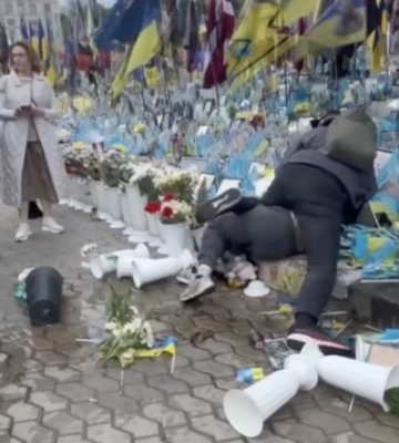 У центрі Києва жінка на Алеї Героїв розкидала квіти та пошкодила фотографії загиблих захисників