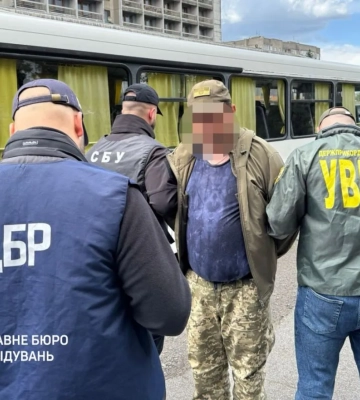 &quot;Продавав інформацію&quot;: На Закарпатті ДБР затримало правоохоронця, який допомагав ухилянтам незаконно перетинати кордон