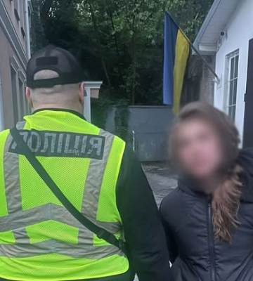 У Києві жінка пошкодила меморіал загиблим військовим на Майдані: поліція з’ясовує обставини