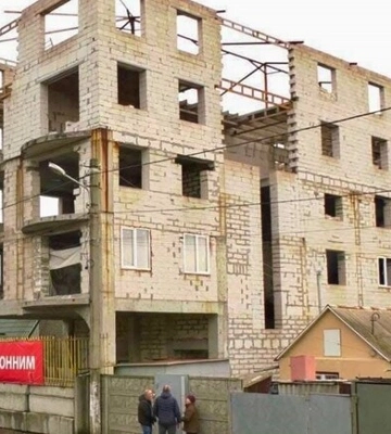 В Днепре снесли незаконную многоэтажку, снос которой добивались более 10 лет