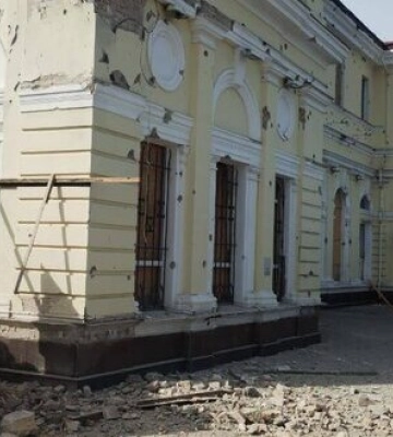 РФ ударила по вокзалу в Херсоне: повреждено здание и один из вагонов. ФОТО