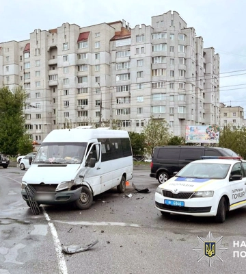 У Хмельницькому внаслідок ДТП потрапив до лікарні 72-річний водій маршрутки, - поліція