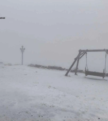 Карпаты засыпало снегом, в горах туман, видимость ограничена