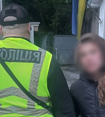 У Києві жінка пошкодила меморіал загиблим військовим на Майдані: поліція з’ясовує обставини