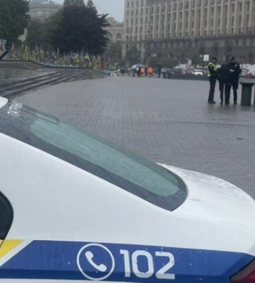 У Києві жінка пошкодила меморіал загиблим військовим на Майдані: поліція з’ясовує обставини