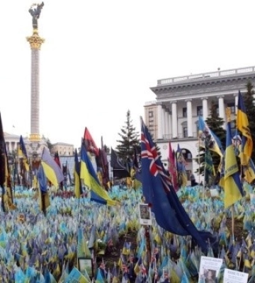 У Києві поліція зі зброєю охороняє Меморіал Памʼяті на Майдані Незалежності