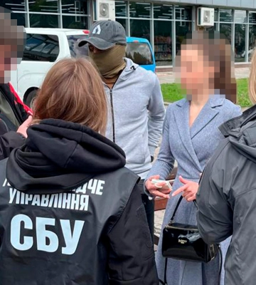 СБУ затримала посадовицю сумського університету, яку підозрюють у вимаганні хабарів за успішний захист дисертацій