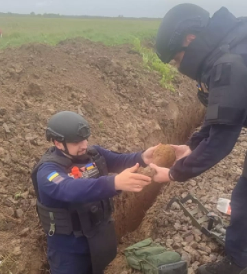 Небезпечна знахідка на Ужгородщині: під час робіт біля залізниці виявили міни часів Другої світової