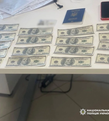 Обіцяла за хабар посприяти отриманню паспорта моряка: правоохоронці Одещини затримали керівницю товариства