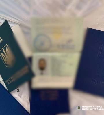 Обіцяла за хабар посприяти отриманню паспорта моряка: правоохоронці Одещини затримали керівницю товариства