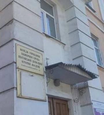 У Полтаві з фасаду коледжу демонтували герб СРСР
