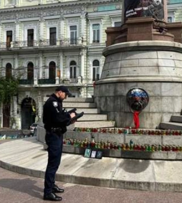 В Одессе постамент, где стояла Екатерина II, зарисовали красками, похожими на флаг России