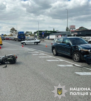 ДТП на Київщині: під час розвороту на трасі кросовер збив 40-річного мотоцикліста