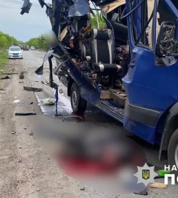 На Сумщині росіяни вдарили дроном по рейсовому автобусу: багато загиблих та постраждалих, є моторошні фото з місця трагедії