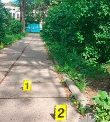 У Києві зловмисник біля зупинки громадського транспорту зірвав із шиї жінки золотий ланцюжок і втік