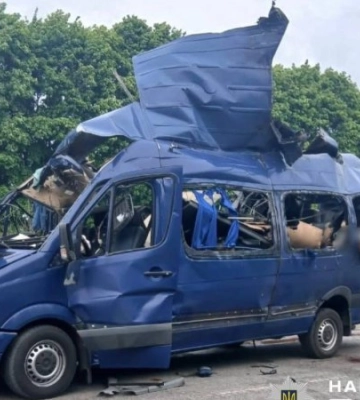 Війська РФ ударили безпілотником по рейсовому автобусу у Білопіллі: є загиблі
