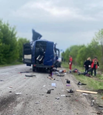 Росіяни вдарили дроном по евакуаційному автобусу на Сумщині: Багато загиблих