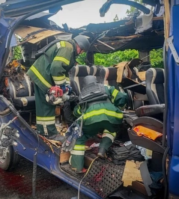 Рятувальники дістали тіла пасажирів знищеного дроном автобуса на Сумщині