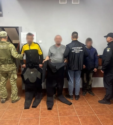 Через Тису в гідрокостюмах: 20-річного затримали за схему переправки чоловіків за кордон